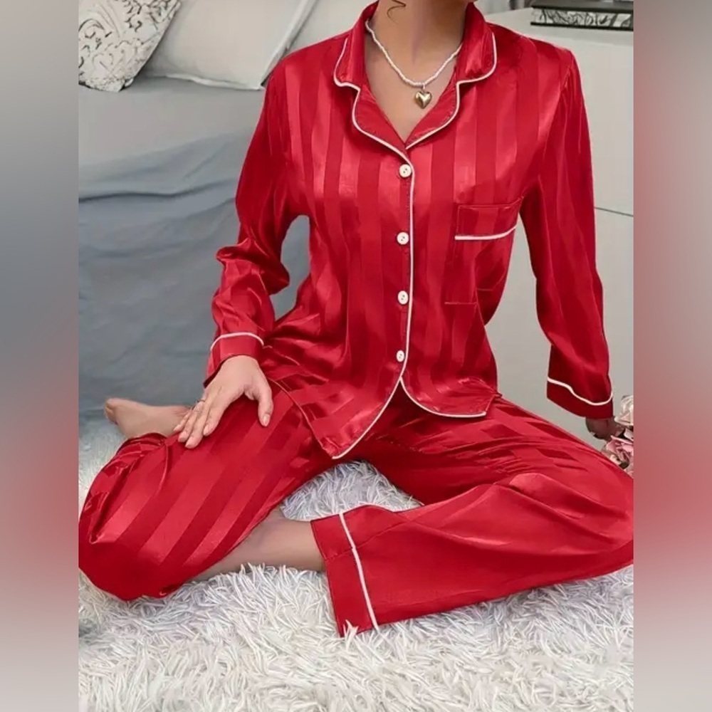NWOT Striped Satin Feel Women’s Pajama Set Sz Medium Red, Bottoms Waist Elastic - Picture 1 of 12